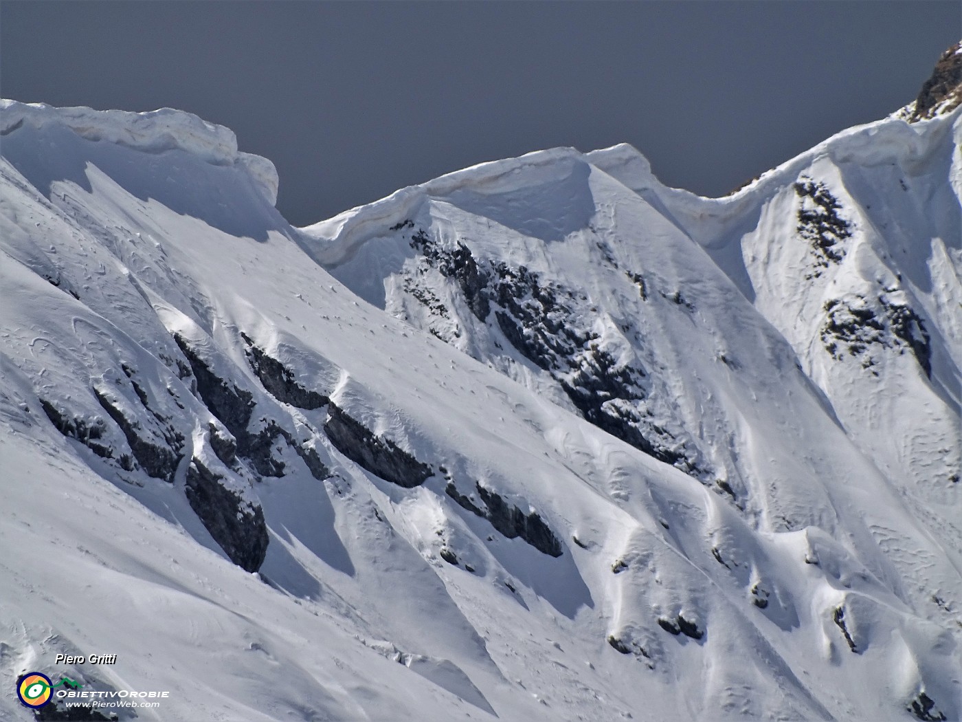 06 In alta quota le cornici di neve resistono.JPG